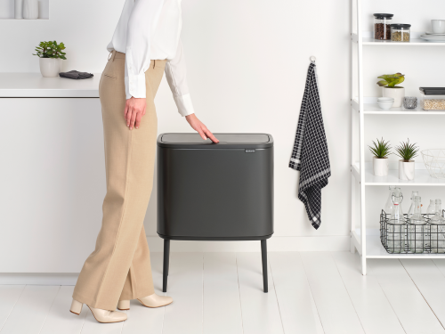 233562 BO TOUCH BIN Dotykový odpadkový koš 36 l - šedá Brabantia (2)
